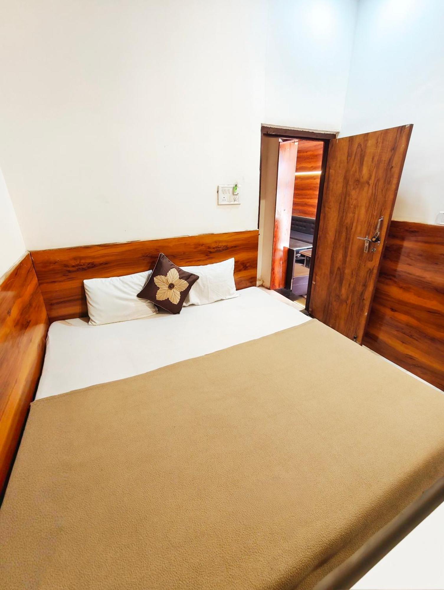 Hotel Om Palace Near Mahakal Mandir اوجاين المظهر الخارجي الصورة